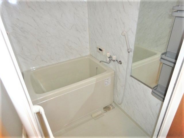 バス・シャワールーム　掲載写真は同型の左右反転の部屋を掲載しております。実際のお写