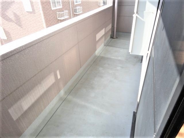 バルコニー　掲載写真は同型の左右反転の部屋を掲載しております。実際のお写