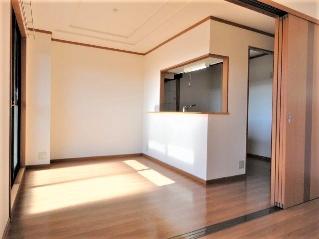 居室・リビング　掲載写真は同型の左右反転の部屋を掲載しております。実際のお写