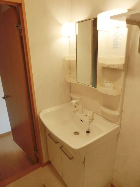 洗面設備　毎朝の身だしなみに独立洗面台は便利ですね。