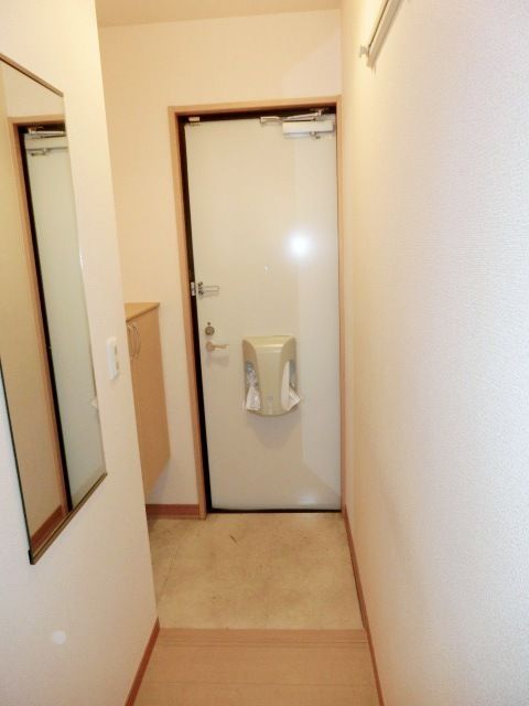 玄関　玄関にはシューズボックスがあります。