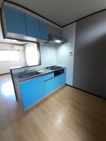 キッチン　3口コンロ・グリル付のシステムキッチンです♪