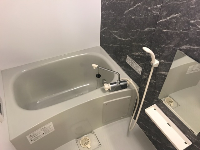 バス・シャワールーム　掲載写真は同型の左右反転の部屋を掲載しております。実際のお写