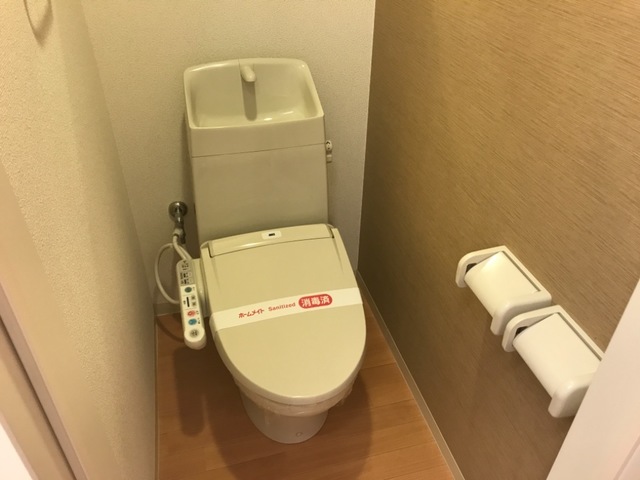 トイレ　掲載写真は同型の左右反転の部屋を掲載しております。実際のお写