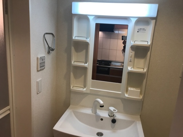 洗面設備　掲載写真は同型の左右反転の部屋を掲載しております。実際のお写