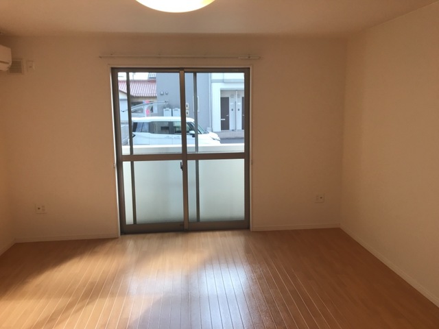 居室・リビング　掲載写真は同型の左右反転の部屋を掲載しております。実際のお写