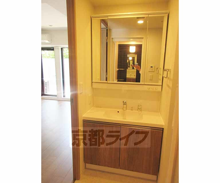 洗面設備　使い勝手のいい洗面台です・