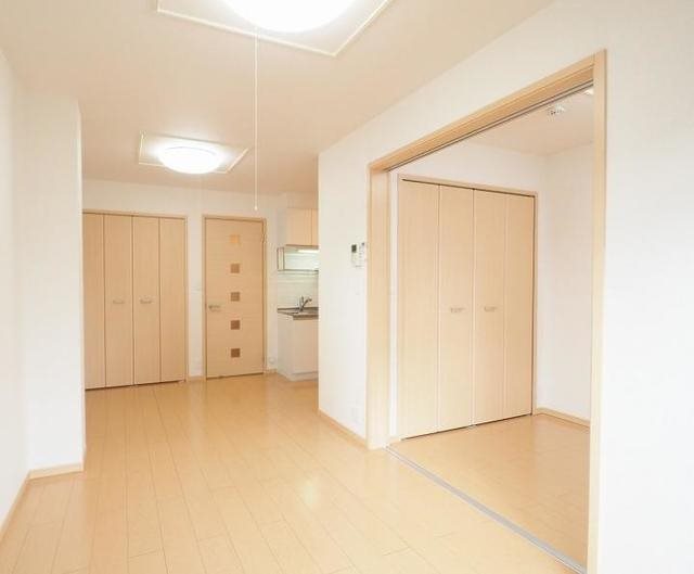 居室・リビング　縦長のLDKはダイニングテーブルだって置けちゃいます♪