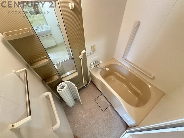 バス・シャワールーム　手すりつきのお風呂！
