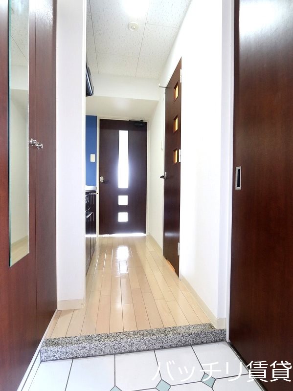 玄関　画像は同型イメージの為、現況を優先いたします。