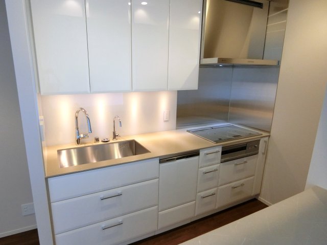 キッチン　※別タイプの別部屋の参考写真になります。