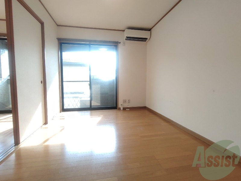 居室・リビング　広くきれいなリビングは明るい光も良く差します。