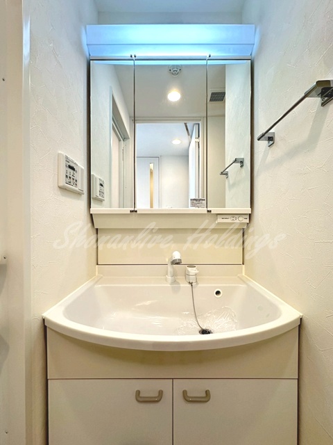 洗面設備　人気の三面鏡独立洗面台♪