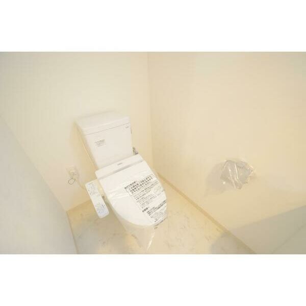 トイレ　嬉しい温水洗浄便座付き個室トイレ♪