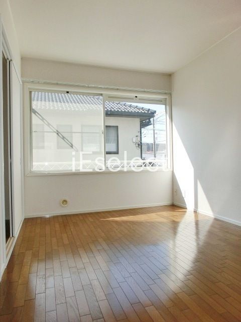 居室・リビング　フローリングのきれいな洋室