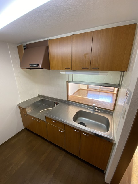 キッチン　リビングの様子を見ながら料理出来ちゃいます。