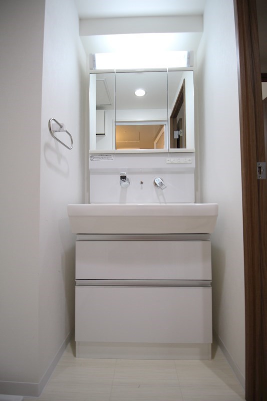 洗面設備　三面鏡付シャンプードレッサー