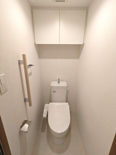 トイレ　温水洗浄便座です