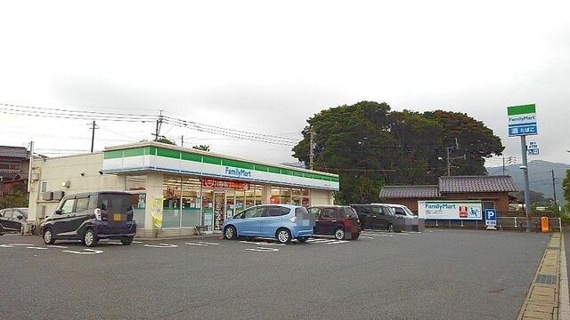 コンビニ　ファミリーマート（コンビニ）まで450m