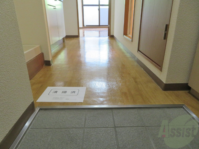 玄関　玄関からも陽の光が見えて、気持ちが良いですね。
