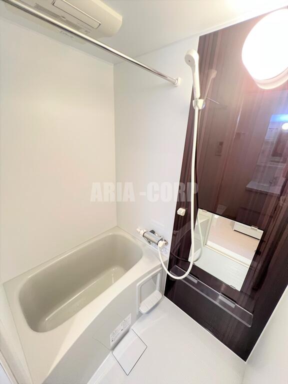 バス・シャワールーム　浴室乾燥機付き。カラーパネル採用でお洒落なバスルームです。