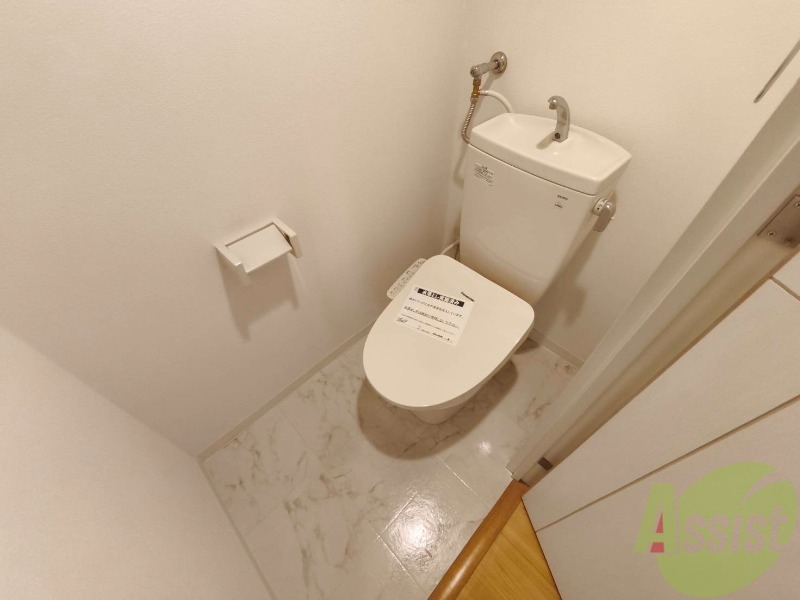 トイレ　こちらはトイレです。清潔感があり、安心して使用できます。