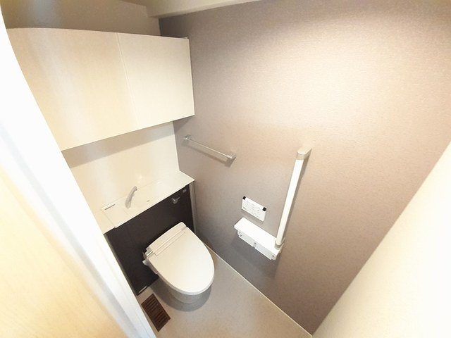トイレ　落ち着いた色調のトイレです