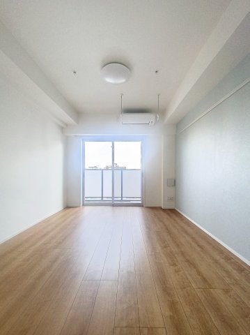 居室・リビング　落ち着いた色合いの床材を使用した居住空間です。