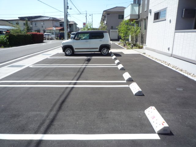 駐車場　駐車場があるので、車を買う予定の方も安心です
