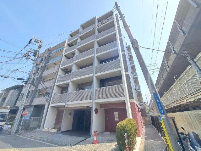 建物外観　線路沿いのオートロックマンション。