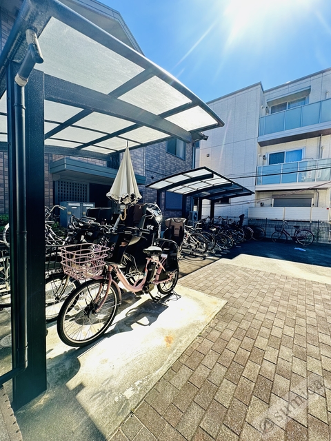 その他共有部分　屋根付き駐輪場。大事な自転車も雨でも安心♪