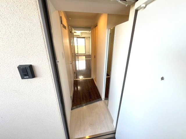 玄関　写真は、他部屋の反転間取りとなっております。