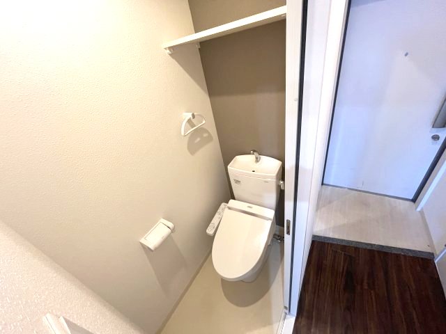 トイレ　写真は、他部屋の反転間取りとなっております。