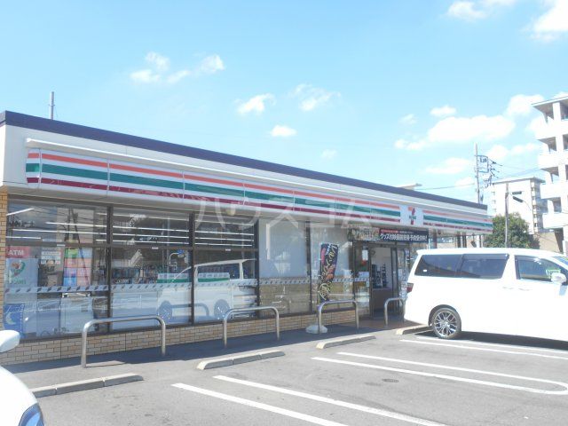 コンビニ　セブンイレブン 八王子長房町店（コンビニ）まで677m