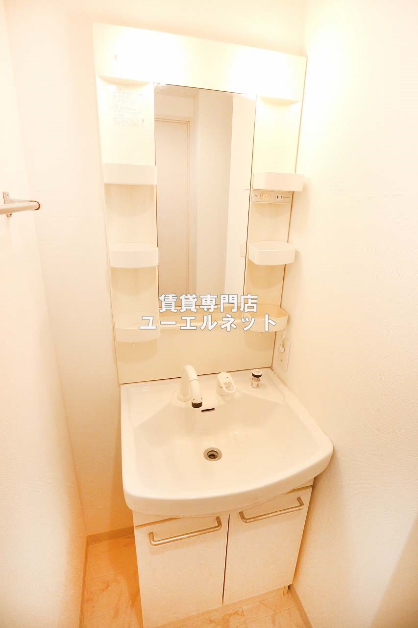 洗面設備　清潔感ある独立洗面台で毎日気持ちよく♪