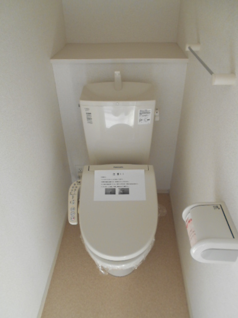 トイレ　温水洗浄便座完備・小物収納棚あり
