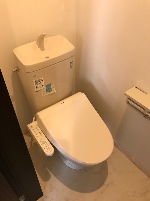 トイレ　嬉しいウォシュレット付きのトイレ！便座温かいですよ♪