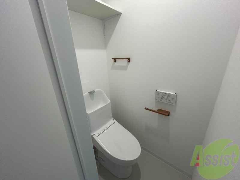 トイレ　トイレも全て白で統一され、清潔感がございます。