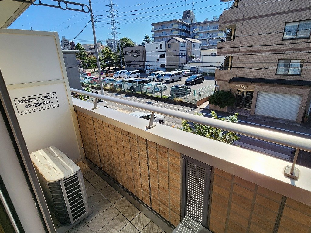 バルコニー　前面棟との距離もあり日当り良好