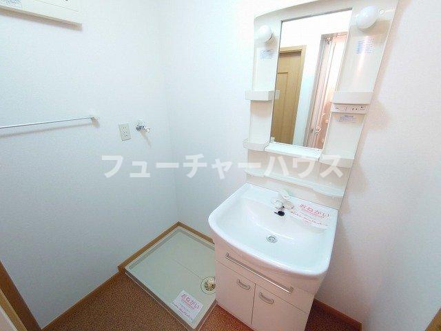 洗面設備　明るい洗面所です