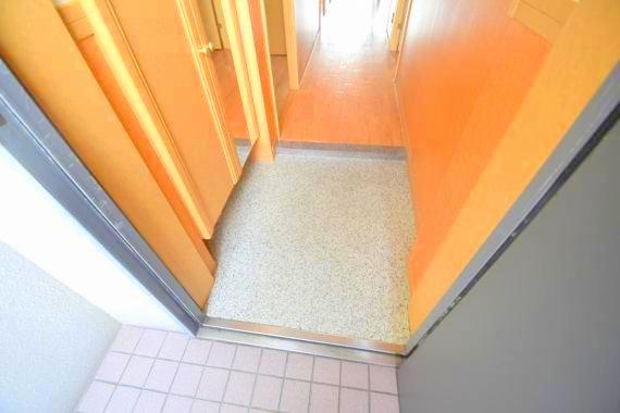 玄関　廊下付きの間取りは、急な来客があってもお部屋が見えないので安