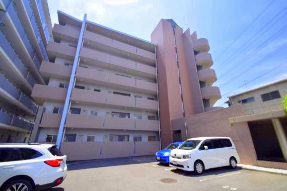 建物外観　落ち着きのある色合いの外観です。