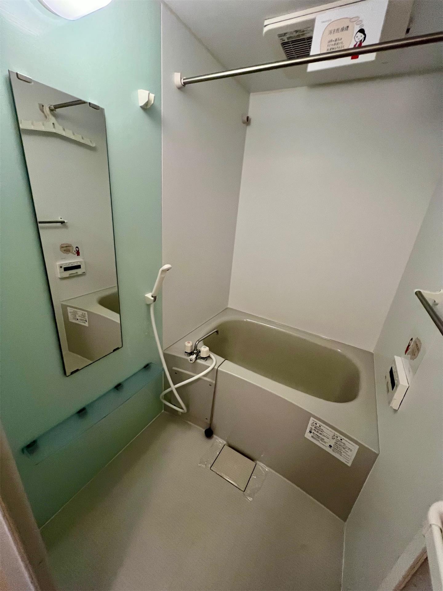 バス・シャワールーム　同タイプの別部屋室内