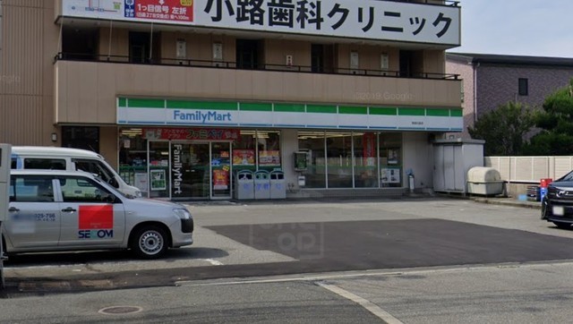 コンビニ　ファミリーマート　牧落駅前（コンビニ）まで327m