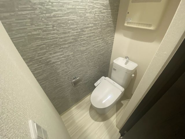 トイレ　温水洗浄便座付きのトイレです♪