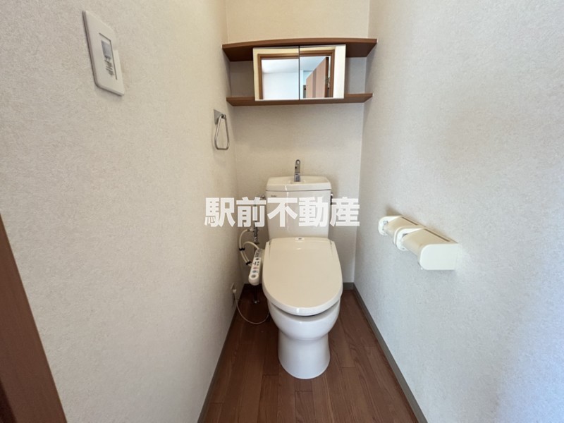 トイレ　ミラー付収納棚あります☆