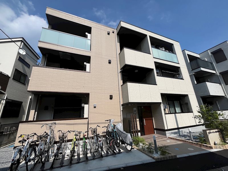 建物外観　オートロックつき・電動シャッター