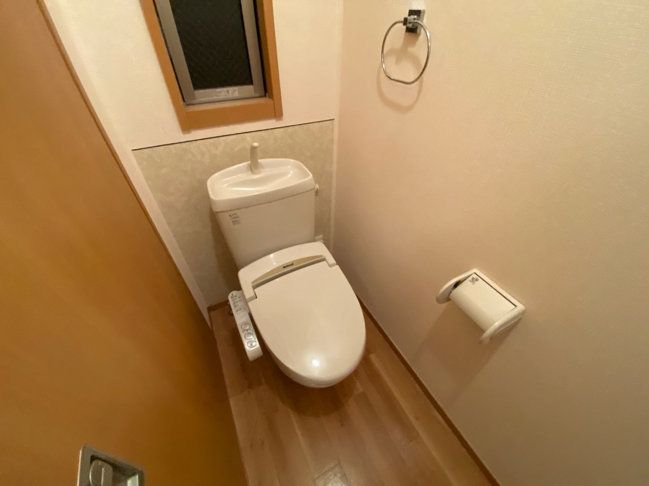 トイレ　温水洗浄便座付きのトイレです♪