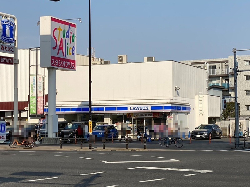 コンビニ　ローソン 舎人一丁目店（コンビニ）まで527m