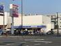 コンビニ　ローソン 舎人一丁目店（コンビニ）まで527m